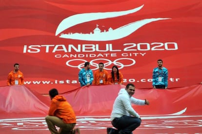 Jóvenes turcos despliegan en Estambul una bandera durante una visita de la comisión de evaluación del COI. 