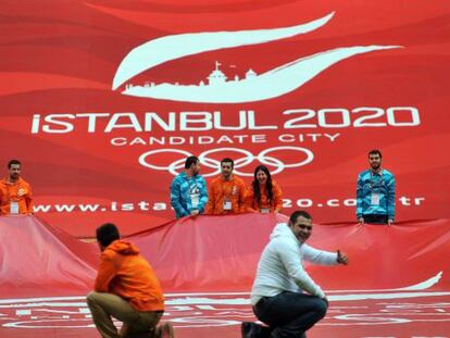 Jóvenes turcos despliegan en Estambul una bandera durante una visita de la comisión de evaluación del COI. 