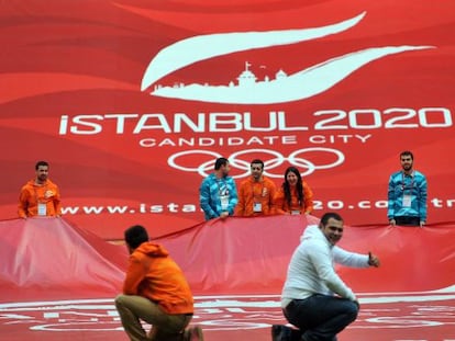 Jóvenes turcos despliegan en Estambul una bandera durante una visita de la comisión de evaluación del COI.