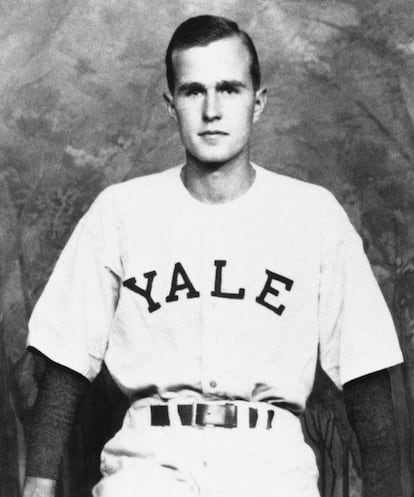 George H. W. Bush, fotografiado como capitán del equipo de béisbol de Yale en 1947 en New Haven (Connecticut). Bush padre se graduó en Yale y se casó con Barbara, su novia desde la adolescencia, cuando él tenía 21 años y ella 20. Se mudaron a Texas y comenzó en el negocio del petróleo y se convirtió en congresista en los 60.