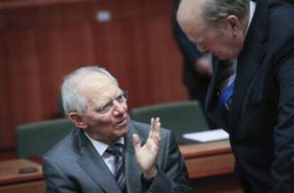 El ministro alemán de Finanzas, Wolfgang Schäuble (i), charla con su homólogo irlandés, Michael Noonan (d). EFE/Archivo