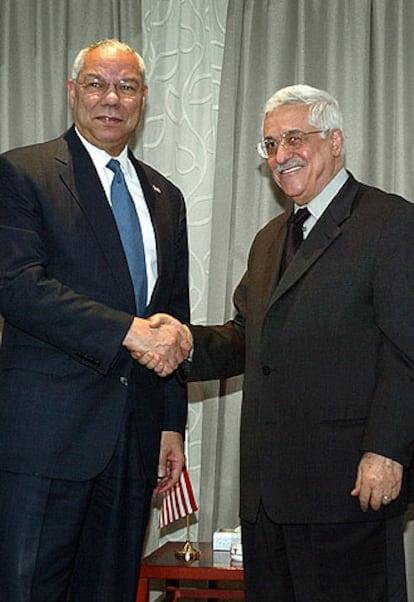 Colin Powell (izquierda) y Mahmud Abbas en Jericó.