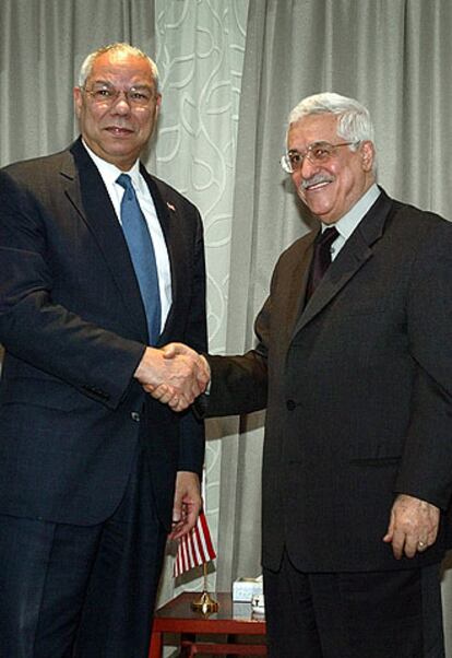 Colin Powell (izquierda) y Mahmud Abbas en Jericó.