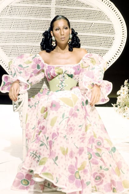 "No me gusta este vestido, no me gusta el pelo y no me gusta nada", dice muy seria Cher sobre este traje con estampado floral. Bob Mackie lo diseñó para una de las actuaciones de la cantante en 1974.