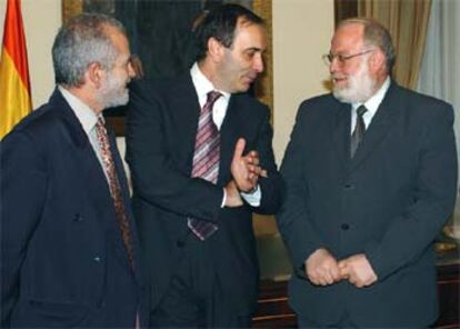 Los dirigentes de la Comisión Islámica, Mansur Escudero (izquierda) y Riay Tatary, con el ministro de Interior, José Antonio Alonso (en el centro).