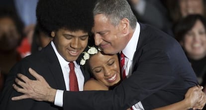 Bill de Blasio abraza a sus hijos Chiara y Dante tras ser elegido alcalde de Nueva York.