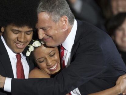 Bill de Blasio abraza a sus hijos Chiara y Dante tras ser elegido alcalde de Nueva York.