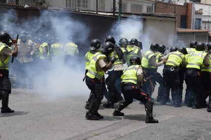 Los manifestantes se enfrenta a la Policía durante la protesta contra los nuevos poderes de emergencia decretados esta semana.