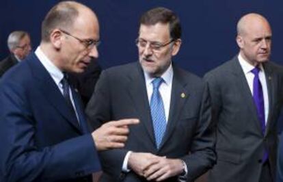 El presidente del Gobierno, Mariano Rajoy (c), conversa con el primer ministro de Italia, Enrico Letta (i) ante el primer ministro de Suecia, Fredrik Reinfeldt (d), tras la foto de familia de los líderes de la UE durante una reunión del Consejo Europeo en Bruselas. EFE/Archivo