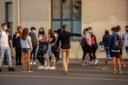 Un profesor ordena el acceso de los alumnos de un instituto de Vitoria, el pasado martes. 