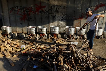 Ante la ausencia de gas, debido al bloqueo israelí, los gazatíes se ven obligados a cocinar quemando madera. 