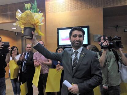 Els treballadors del Departament de Polítiques Digitals i Administració Pública han regalat una planta amb guarniments grocs al seu nou conseller, Jordi Puigneró.