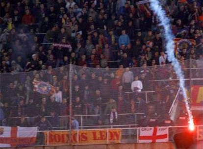 Varias bengalas en las gradas del estadio olímpico de Montjuïc, durante el Espanyol-Barça del pasado sábado.