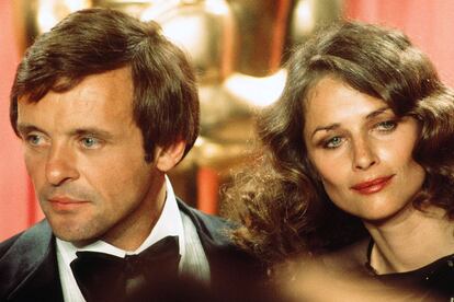 Anthony Hopkins, nominado a mejor actor secundario por Los dos papas. Aunque hasta 1991 no ganaría su estatuilla por El silencio de los corderos, un jovencísimo Hopkins posaba así junto a Charlotte Rampling en los Oscar de 1976.