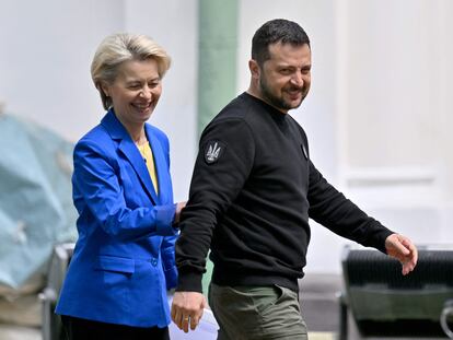 La presidenta de la Comisión Europea, Ursula von der Leyen, y el presidente de Ucrania, Volódimir Zelenski.