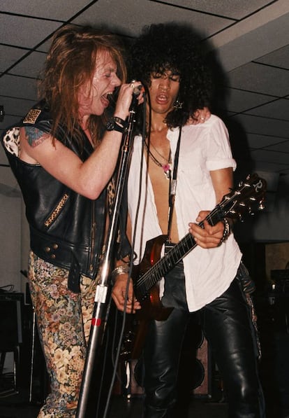 El 2 de octubre de 1987, ya dentro de la gira de presentación del entonces recientemente publicado debut 'Appetite for destruction', Guns N'Roses tocaron por Europa, con una parada en la mítica sala Paradiso de Amsterdam. Aunque el ambiente era de emoción generalizada, Axl aprovechó para lanzar una fanfarrona diatriba y decir que cualquier estrella del rock de una generación anterior tenía razón al afirmar que les estaban copiando, pero que en definitiva ellos lo hacían mejor. Como colofón, terminó su discurso diciéndole a Paul Stanley, de Kiss, "que le comiera la polla".