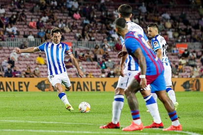 Mikel Oyarzabal marca el segundo gol de la Real Sociedad en el 3-2 contra el Barcelona el pasado mes de agosto.