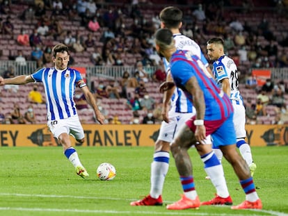 Mikel Oyarzabal marca el segundo gol de la Real Sociedad en el 3-2 contra el Barcelona el pasado mes de agosto.