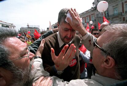 Los años noventa y los primeros 2000 fueron un periodo de vaivenes, con el fin de los Gobiernos socialistas de Felipe González (que sufrió huelgas generales en 1985,1988, 1992 y 1994) y los primeros del PP, con José María Aznar (con otra huelga general en 2002). Fueron años de adaptación a un contexto distinto, con una base cada vez más volcada en los servicios tras los planes de reconversión. En la imagen, el secretario general de CC OO, José María Fidalgo, agredido por un trabajador de Sintel en la Puerta del Sol de Madrid durante el Primero de Mayo de 2003.