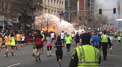 Foto de uma das explosões na linha de chegada da maratona de Boston, em 2013.