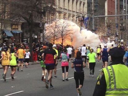 Foto de uma das explosões na linha de chegada da maratona de Boston, em 2013.