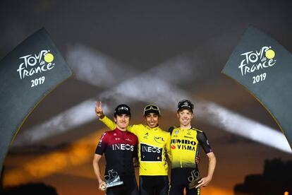 El colombiano Egan Bernal en el podio con el segundo y tercer clasificado, el británico Geraint Thomas y el holandés Steven Kruijswijk.