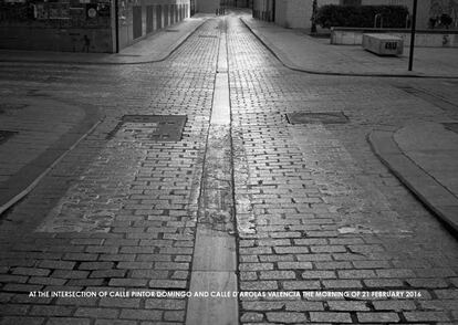 Hamish Fulton, 'Calle Pintor Domingo' (2016). Caminar es para Fulton un modo de conversación interior. Desde 1979, España y Portugal están en la ruta de sus caminatas, donde apenas deja huella. Sólo con la combinación de imágenes y palabras permite al espectador tocar, de alguna manera, la experiencia del paseo.