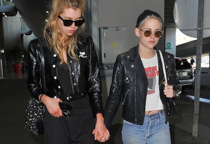 Stella Maxwell y Kristen Stewart en el aeropuerto de Paris este martes.