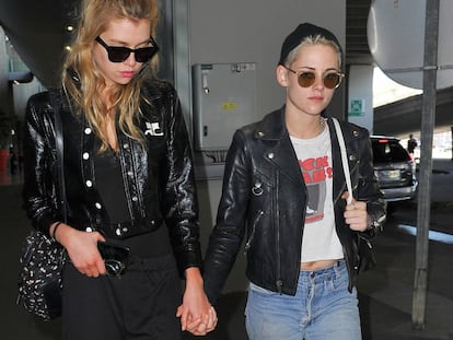 Stella Maxwell y Kristen Stewart en el aeropuerto de Paris este martes.