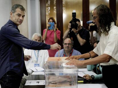 El cap de llista de Ciutadans al Congrés per València, Toni Cantó, exercint el seu dret a vot.