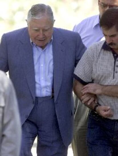 Augusto Pinochet se dirige a una iglesia en Bucamelu, el 25 de febrero.