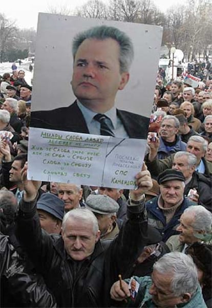 Partidarios de Milosevic se congregan para visitar el féretro del ex dictador en Belgrado.