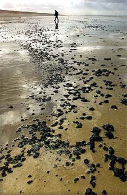 El chapapote inunda la playa de Cap Ferret.