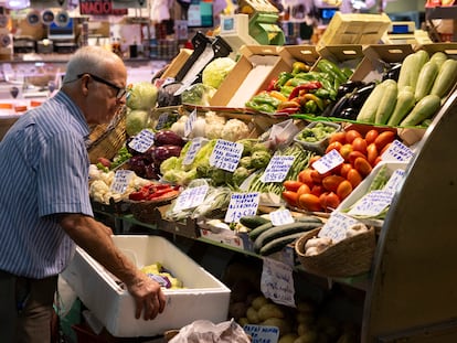 Un puesto de fruta en el mercado de la Encarnación de Sevilla, este jueves.