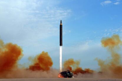 Prueba de lanzamiento de un misil Hwasong-12 en Corea del Norte.
