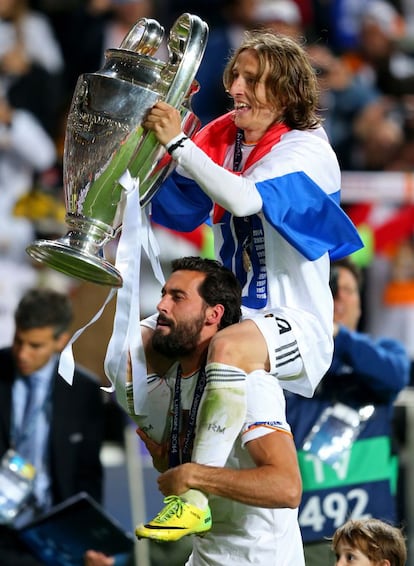 Luka Modric pasea la Copa sobre los hombros de Álvaro Arbeloa.