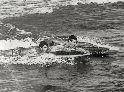 Jesús Fiochi se metió por primera vez con una tabla entre las olas de la playa de El Sardinero (Santander) en 1965. Imagen de Jesús (derecha) y su hermano Manel Fiochi.