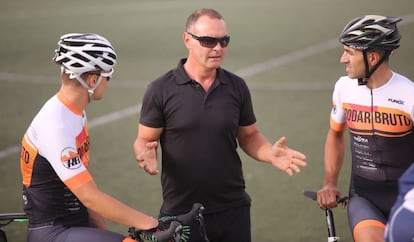 Jos&eacute; Manuel Moreno, centro, en el vel&oacute;dromo que lleva su nombre en Chiclana de la Frontera.