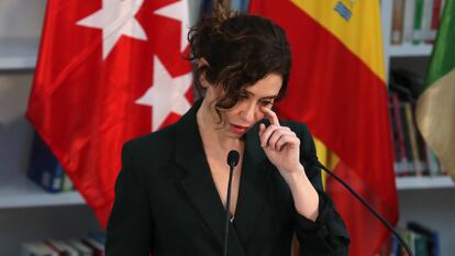 La presidenta de la Comunidad de Madrid, Isabel Díaz Ayuso, este lunes en la inauguración de una biblioteca en Boadilla del Monte (Madrid).