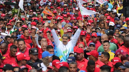 Nicolás Maduro saluda a sus seguidores en un acto por el Día Internacional de los Trabajadores en Caracas.