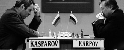 Kaspárov y Kárpov, durante una partida en el Torneo de Linares de 2001.