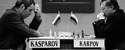 Kaspárov y Kárpov, durante una partida en el Torneo de Linares de 2001.