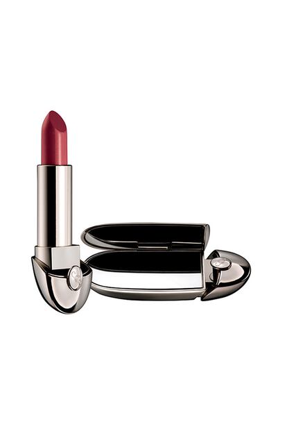 Si te gusta el color de labios de Kristen, un tono burdeos con matices rojos, Guerlain te propone Fall Color Collection- Rouge G Le Brillant, un pintalabios con una textura cremosa que te aporta luminosidad. Cuesta 38 euros.