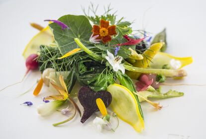 Una ensalada con flores, del chef Gert de Mangeleer.