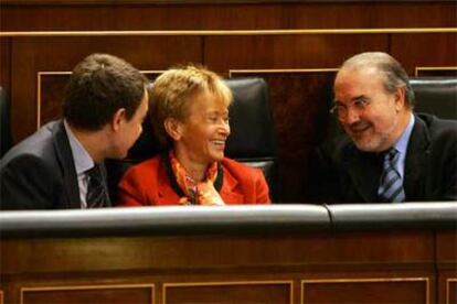 José Luis Rodríguez Zapatero, María Teresa Fernández de la Vega y Pedro Solbes charlan durante el Pleno de ayer del Congreso.