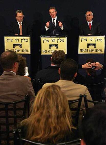 Tony Blair (en el centro), en una conferencia ayer en Jerusalén.