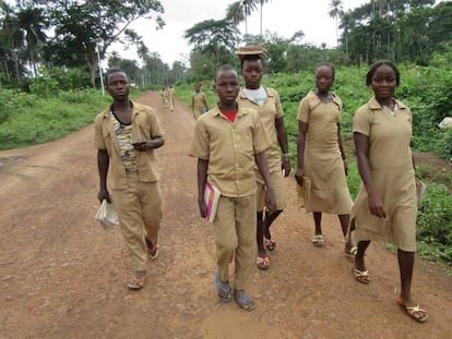 Unos estudiantes caminan por Koropará, el último foco del ébola en Guinea.