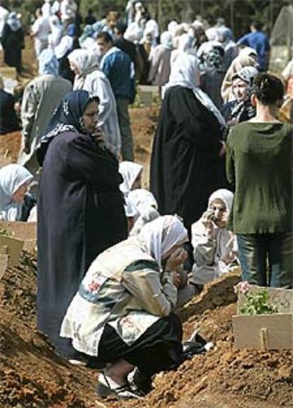 Unas mujeres llorando ayer sobre la tumba de un familiar, en un cementerio de Argel.
