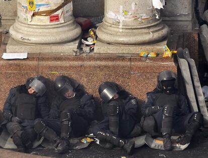 Unos policías antidisturbios duermen en la Plaza.