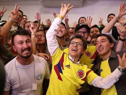 Claudia López, promotora de la consulta, celebra la votación.